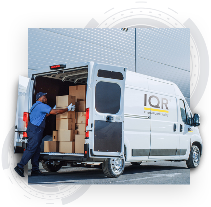 Ein Visual, auf dem ein Arbeiter in Arbeitsunform einen IQR-Transporter mit Kartons belädt. Im Hintergrund sind hellgraue Designelemente in Form eines Präzisionsbauteils abgebildet.